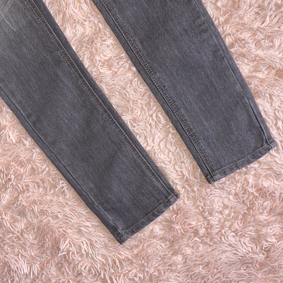 GREY DENIM 5-POCKET DISTRESSED SKINNY JEANS · SIZE 7 - Picture 5 of 7